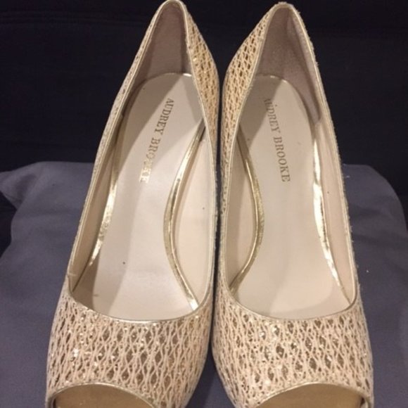 Elegant High Heeled Gold  Shoes - Picture 5 of 5